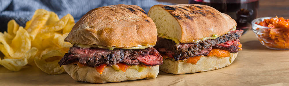 Grilled steak sandwich with vegetables